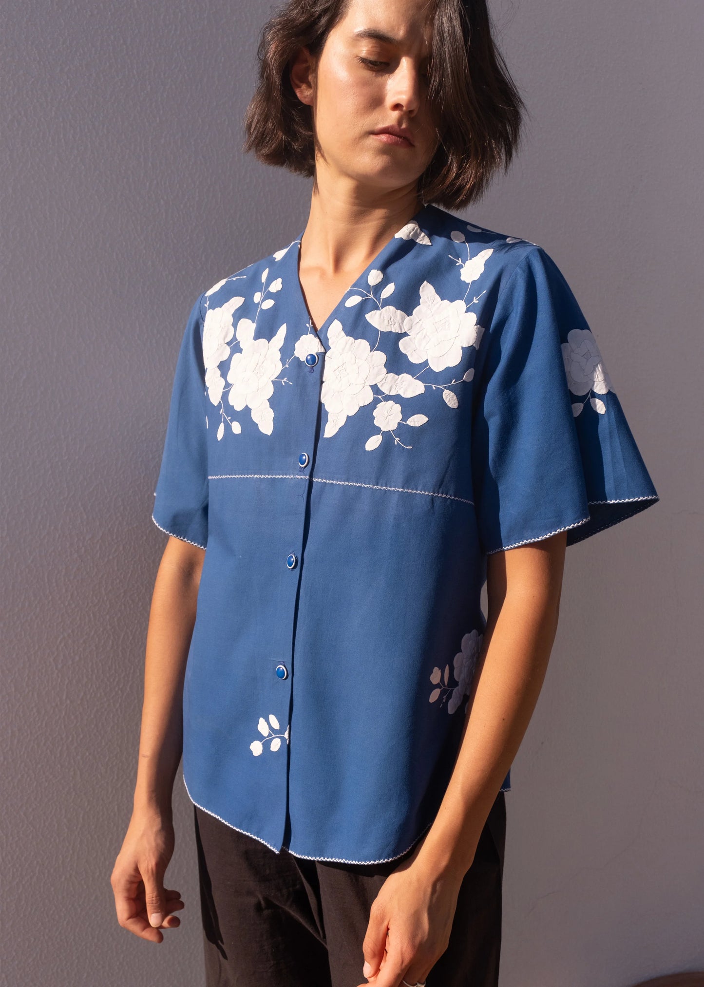 CAMISA MANGA CORTA FLOR AZUL PORCELANA