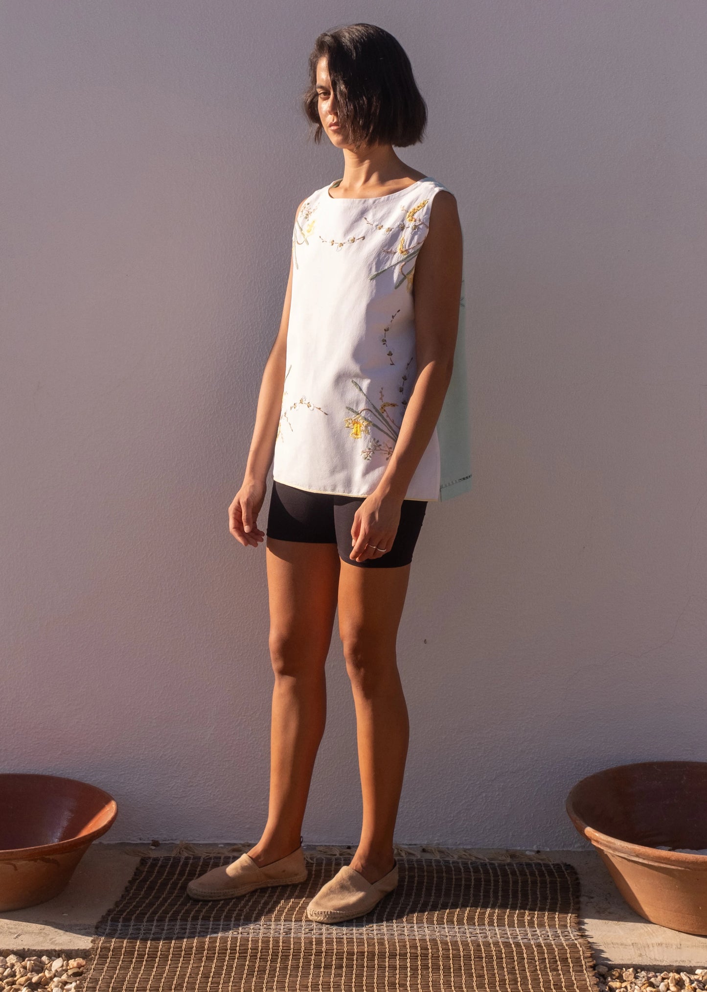 TOP SIN MANGAS REVERSIBLE FLORAL NARCISO