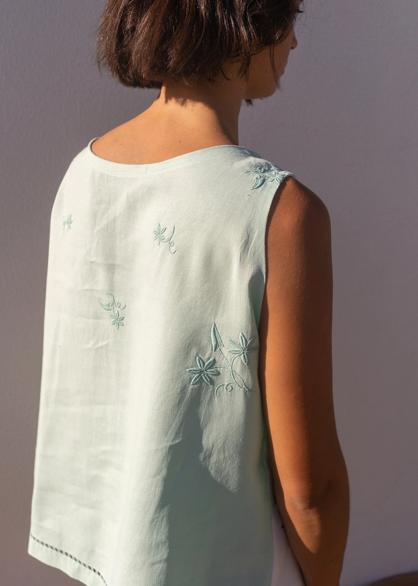 TOP SIN MANGAS REVERSIBLE FLORAL NARCISO