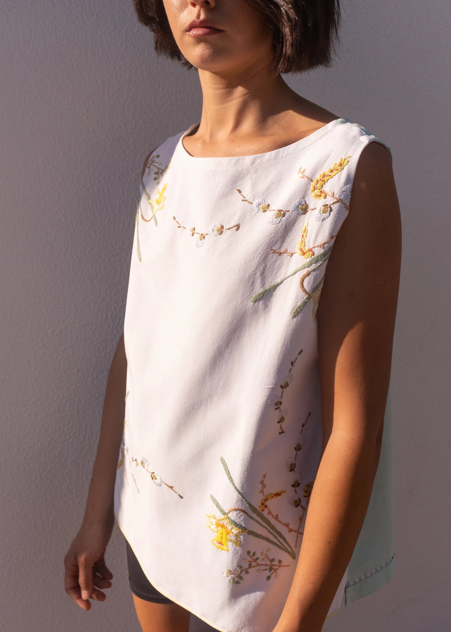 TOP SIN MANGAS REVERSIBLE FLORAL NARCISO