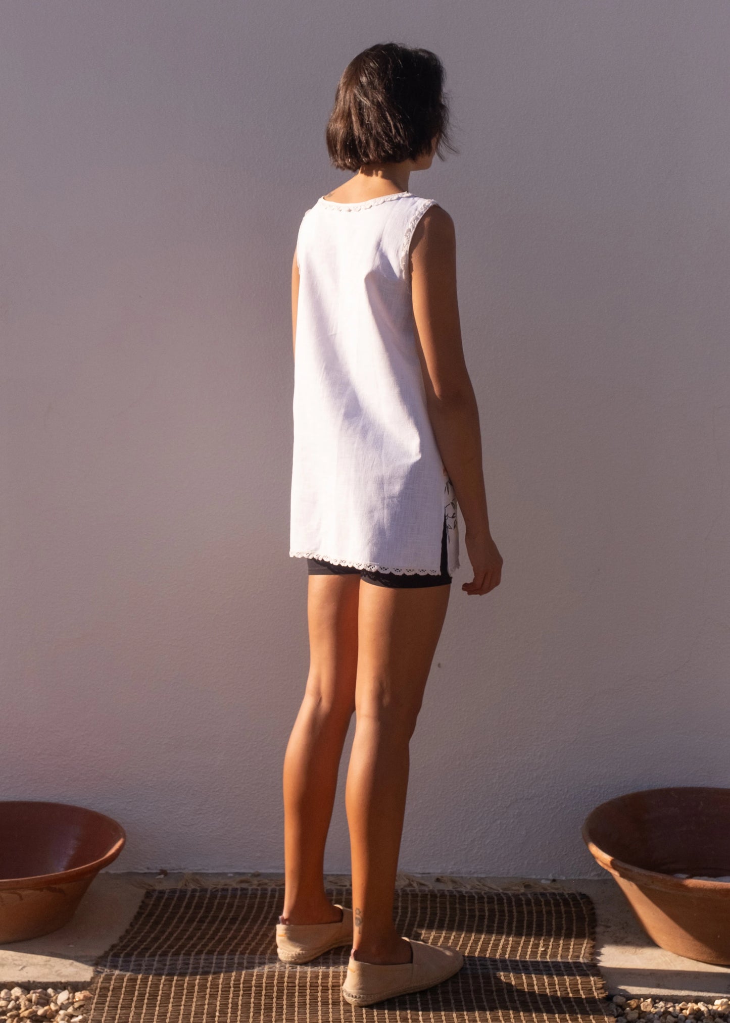 TOP SIN MANGAS CLAVEL FLORAL