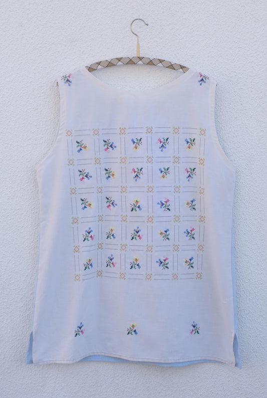 TOP SIN MANGAS FLORAL PUNTO DE CRUZ